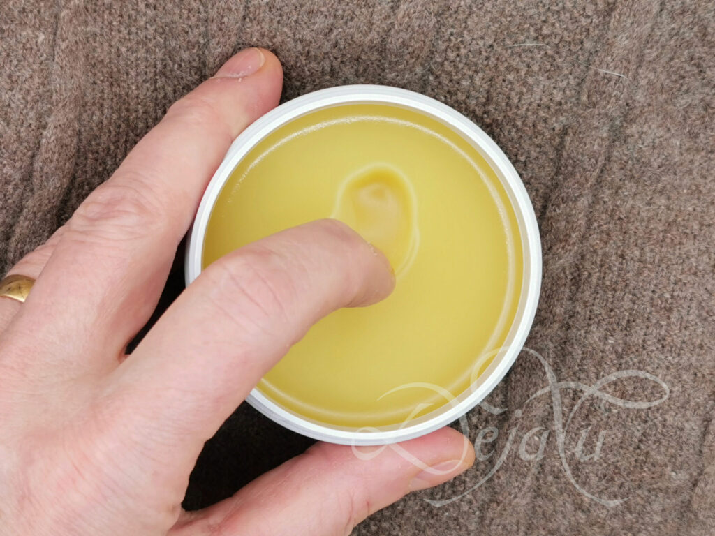 Finger in einer Dose Wollwachs